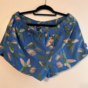 Patagonia tropical print shorts with drawstring and pockets.